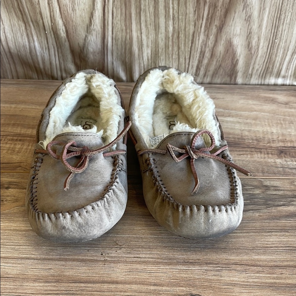 Pre-owned UGG Womens Brown Suede Slippers - Size 7